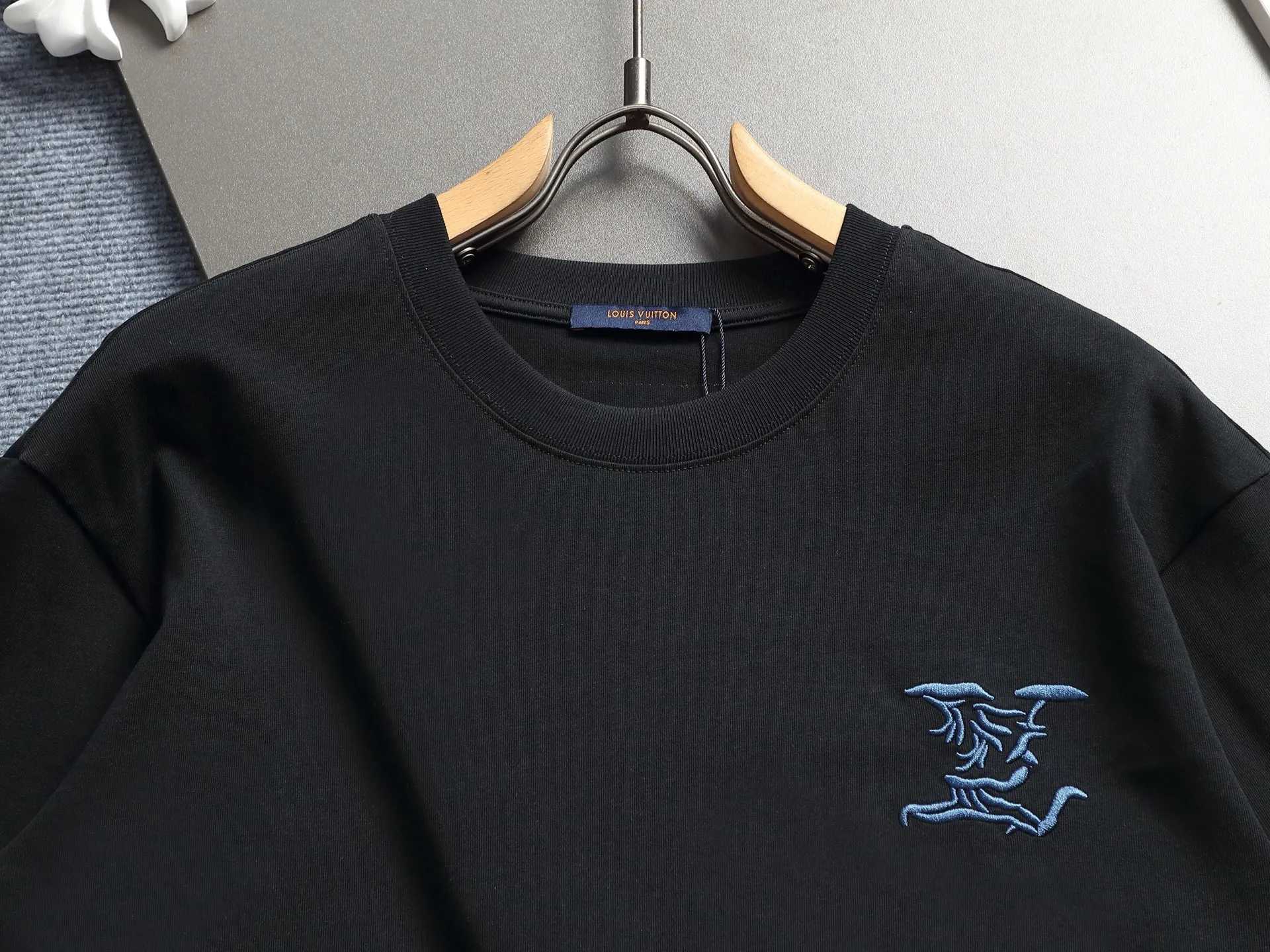 🅿️220 Louis Vuitton/Louis Vuitton High-end craftsmanship 1,000-needle embroidery. The large logo is exquisitely upgraded, inspired by the retro embroidery of the 1980s. Original fabric. Official same style. Short-sleeved T-shirt. Same vat dyed fabric. Very comfortable to the touch. The latest brick cabinet synchronization for spring and summer. Fashionable and personalized. Super versatile and good-looking. Very suitable for both men and women. A must-have for everyone. Hang tag. Collar label. Washed wheat. Complete with three labels. Color: black, white, khaki. Size: S M L XL |
